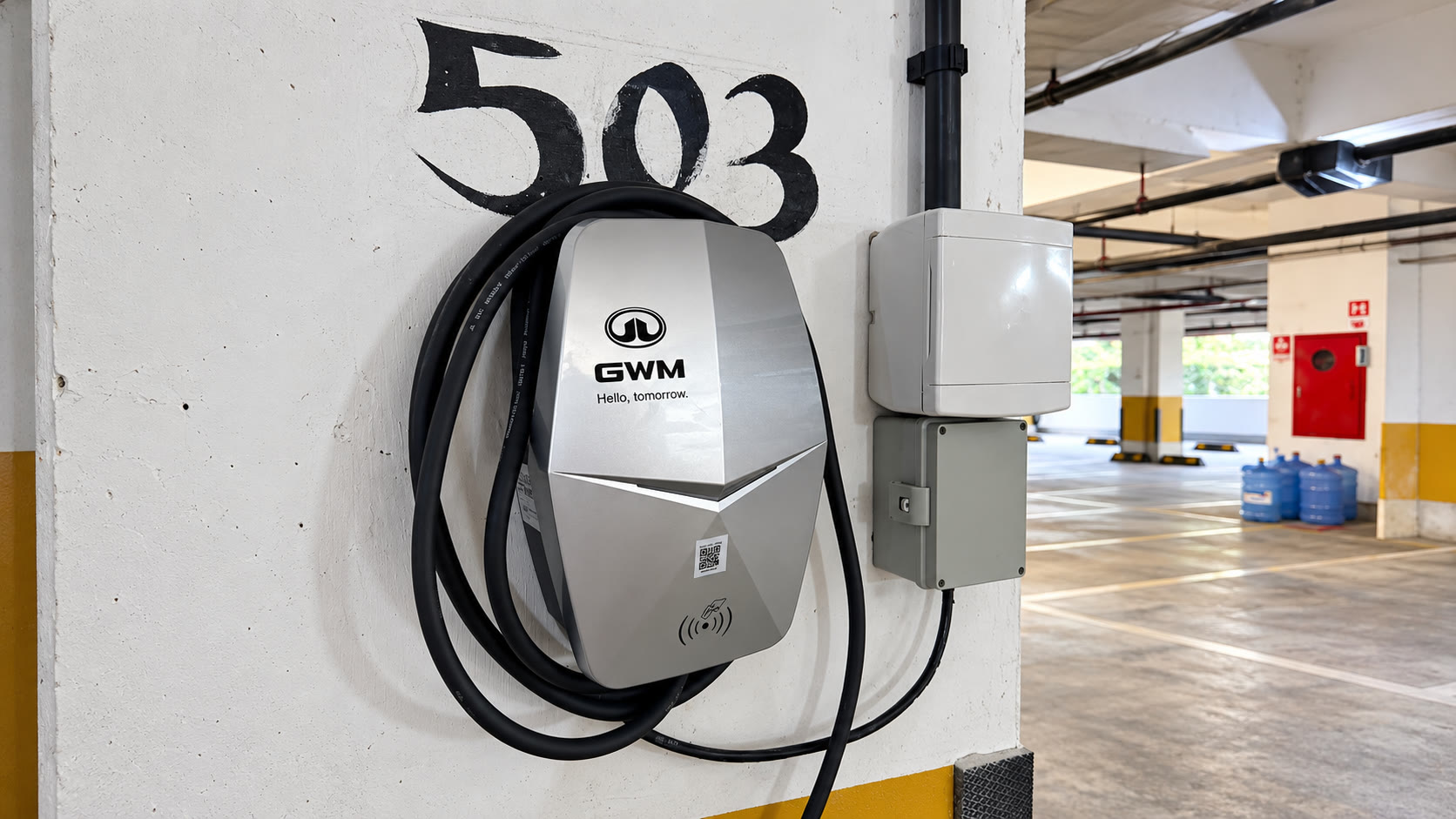 Carregador de veículo elétrico em garagem de condomínio